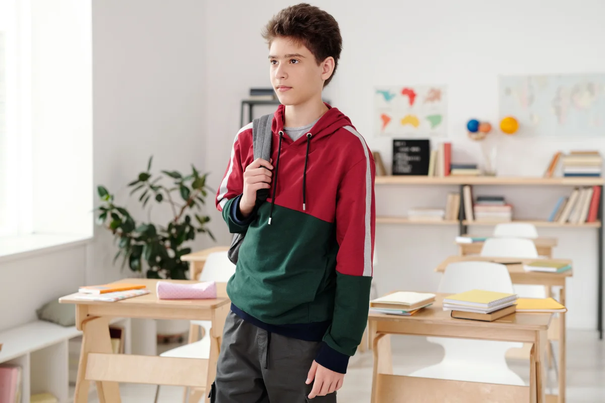 Élu CSE préparant la distribution des chèques cadeaux de rentrée scolaire sur son ordinateur.
